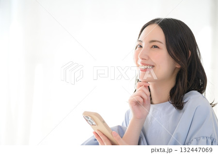 スマホを見て悩む日本人女性 132447069