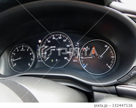 マイカーを運転するメーターパネル 132447116