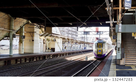 北海道苫小牧駅に入線する特急北斗 北海道苫小牧駅に入線する特急北斗 132447283