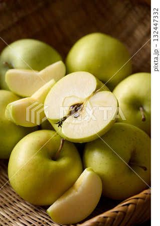 ざるに盛った青森県産りんご（とき） 132447332