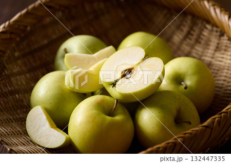 ざるに盛った青森県産りんご（とき） 132447335