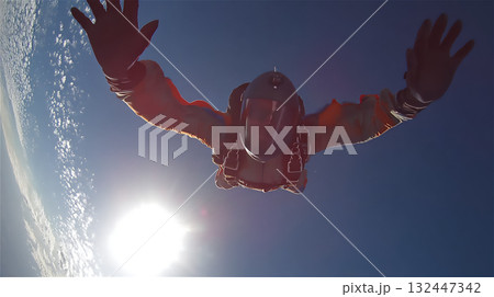 空中でのスカイダイビングの瞬間 132447342