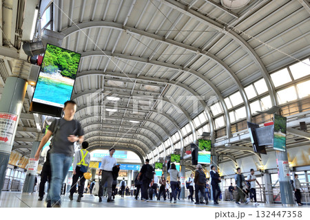 品川駅港南口コンコースを歩く人々 132447358