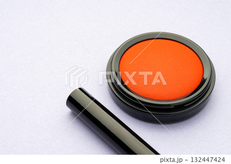 日本の伝統的な印鑑と朱肉のセット 132447424