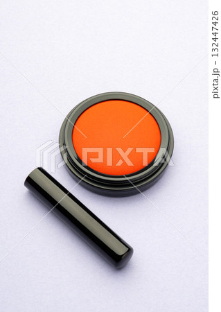 日本の伝統的な印鑑と朱肉のセット 132447426