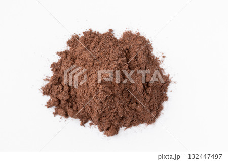 白背景に砂糖入りのココアの粉 132447497