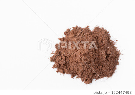 白背景に砂糖入りのココアの粉 白背景に砂糖入りのココアの粉 132447498