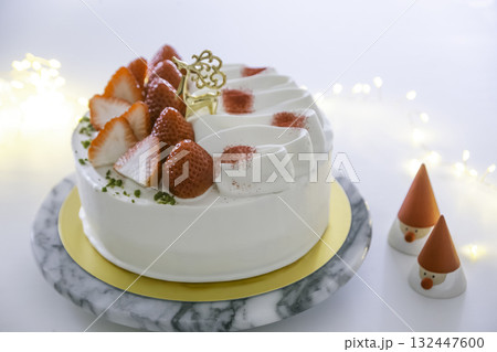 サンタと苺のショートケーキ 132447600