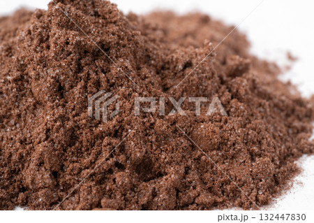 砂糖入りのココアの粉のクローズアップ 132447830