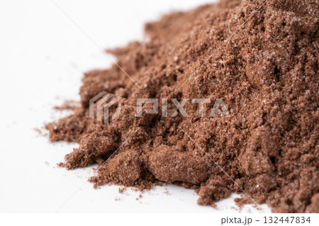 砂糖入りのココアの粉のクローズアップ 132447834