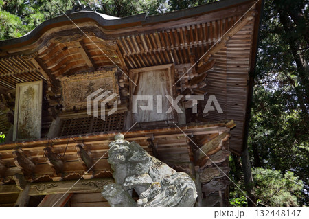 ロマンチック茨城(鷲子山上神社は茨城県と栃木県の境界にあり本殿の中央を県境が通り両県の社務所がある) ロマンチック茨城(鷲子山上神社は茨城県と栃木県の境界にあり本殿の中央を県境が通り両県の社務所がある) 132448147
