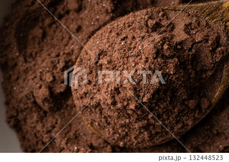 スプーンに載せた砂糖入りのココアの粉のクローズアップ 132448523