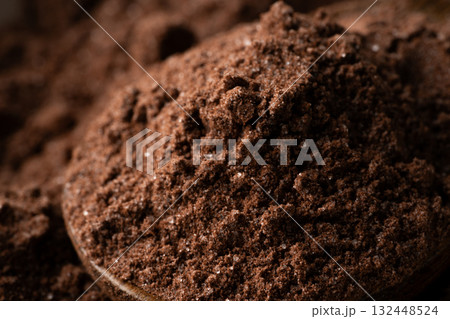 スプーンに載せた砂糖入りのココアの粉のクローズアップ 132448524