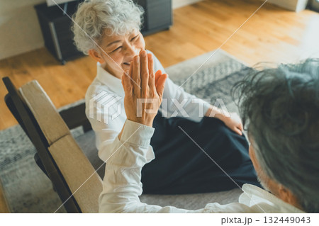 シニア夫婦のハイタッチ 132449043