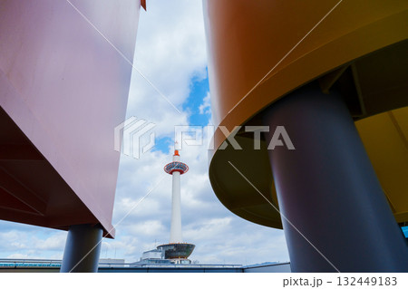 綺麗な青空を背景にした、京都駅から見る京都タワー 132449183