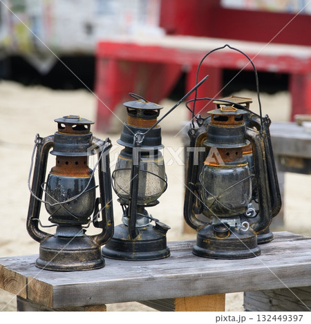 海辺のキャンプ場に置かれたランタン 132449397