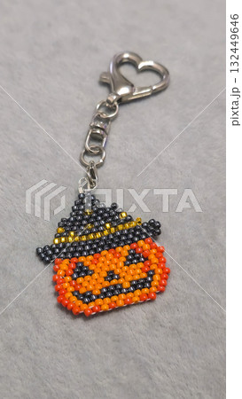 Handcrafted pumpkin-shaped keychain made of orange seed beads and glass beads Handcrafted pumpkin-shaped keychain made of orange seed beads and glass beads 132449646