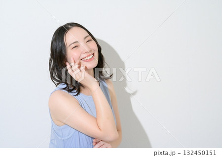 カメラ目線の女性のビューティイメージ カメラ目線の女性のビューティイメージ 132450151