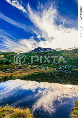 北の名峰、旭岳 ― 雲と光が織りなす天空のドラマ 132450621