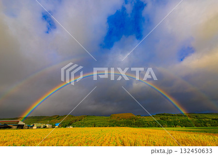 二重の虹が架かる大地 ― 北海道の秋空 二重の虹が架かる大地 ― 北海道の秋空 132450633