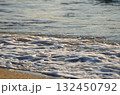 夕暮れの海に揺れる小波 — 柔らかな光に包まれた穏やかな水面 132450792