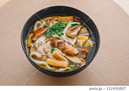 煮込み豚肉入りきのこうどん 煮込み豚肉入りきのこうどん 132450807