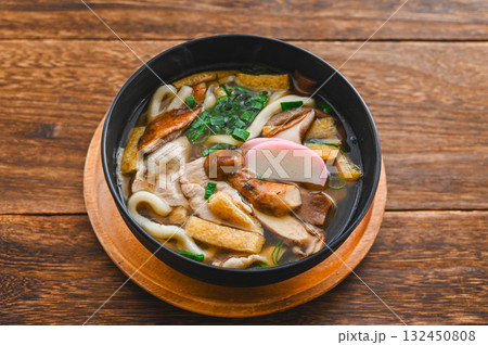 煮込み豚肉入りきのこうどん 132450808