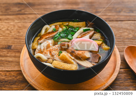 煮込み豚肉入りきのこうどん 132450809