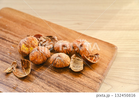 栗の鬼皮むき 132450816