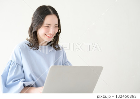 パソコンを操作する日本人女性 パソコンを操作する日本人女性 132450865