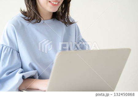 パソコンを操作する日本人女性 132450868