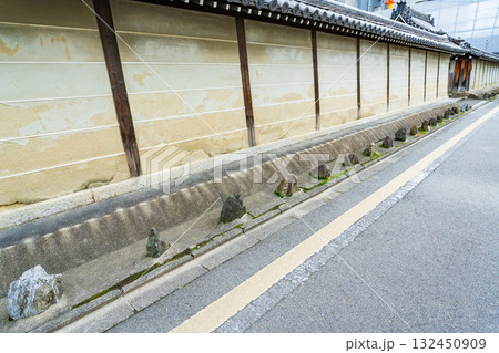 京都市内の狭い道路の壁の下に並べられたいけず石 京都市内の狭い道路の壁の下に並べられたいけず石 132450909