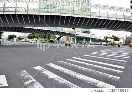 横浜とちの木通りに架かる歩道橋 横浜とちの木通りに架かる歩道橋 132450917