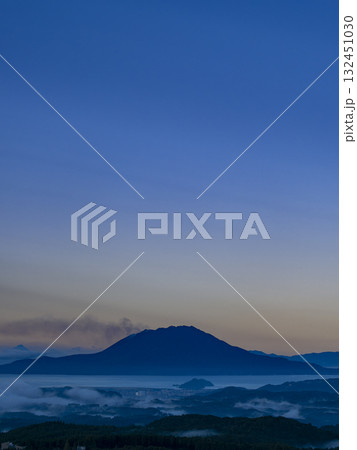 夜明け前の霧島連山と桜島の幻想的な風景 132451030