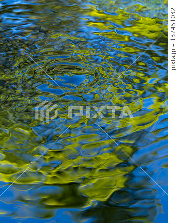 仙厳園の水面に映る紅葉と青空の抽象表現 132451032