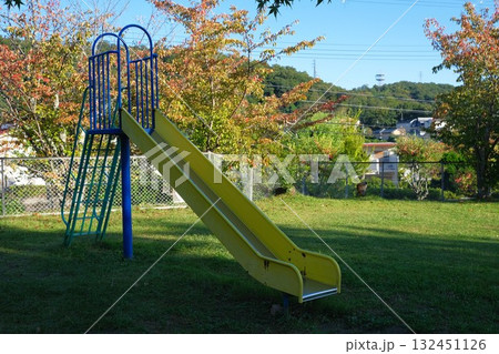 公園の滑り台 132451126