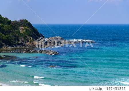 日本海の美しい波打ち際の風景 132451255