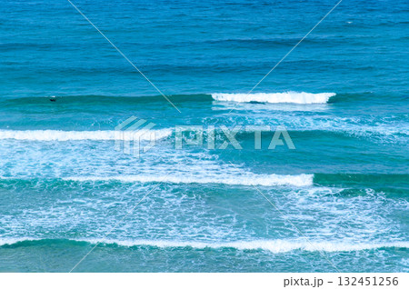 日本海の美しい波打ち際の風景 日本海の美しい波打ち際の風景 132451256
