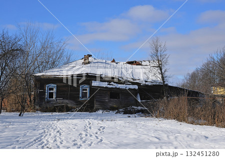 Old rickety wooden house in winter 132451280