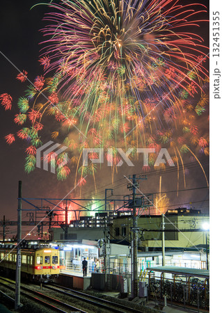 東区花火大会と西鉄600形電車（西日本鉄道） 132451355