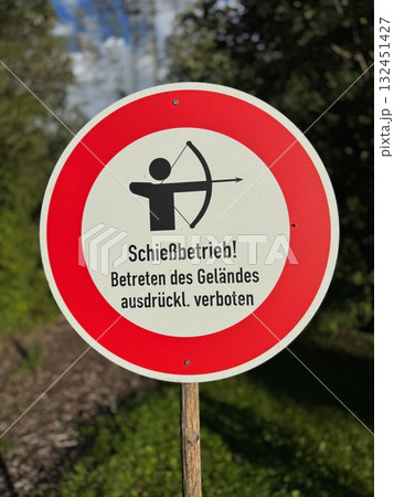 Sign with a man holding an arrow and the words "Schiebereit!" in German Sign with a man holding an arrow and the words "Schiebereit!" in German 132451427