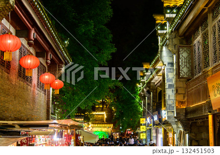 中国の四川省成都にある錦里の美しい夜景風景 132451503