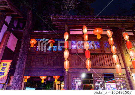 中国の四川省成都にある錦里の美しい夜景風景 中国の四川省成都にある錦里の美しい夜景風景 132451505