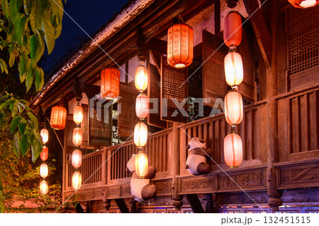 中国の四川省成都にある錦里の美しい夜景風景 132451515