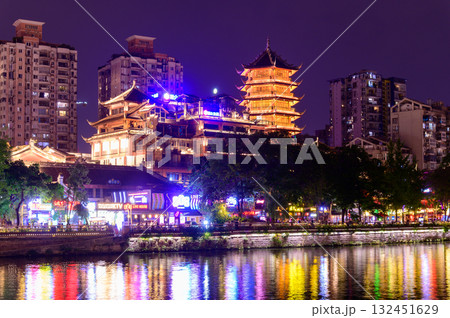 中国の四川省成都にある安順廊橋の美しい夜景 132451629