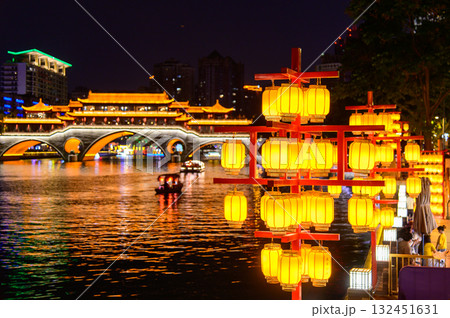 中国の四川省成都にある安順廊橋の美しい夜景 132451631