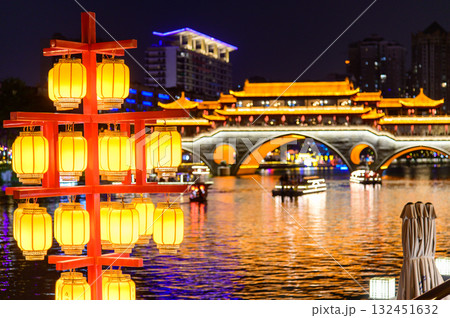 中国の四川省成都にある安順廊橋の美しい夜景 中国の四川省成都にある安順廊橋の美しい夜景 132451632