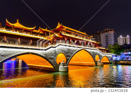 中国の四川省成都にある安順廊橋の美しい夜景 132451638
