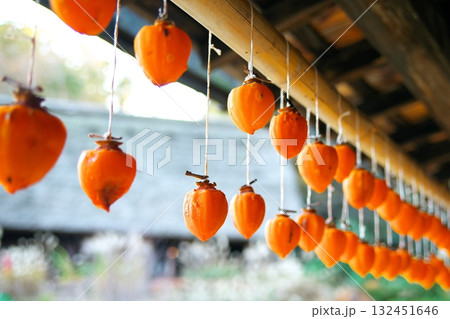 古民家の軒下の干し柿 古民家の軒下の干し柿 132451646