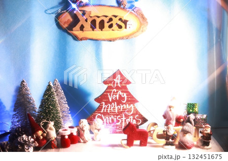 クリスマスツリーを飾るサンタクロース クリスマスツリーを飾るサンタクロース 132451675